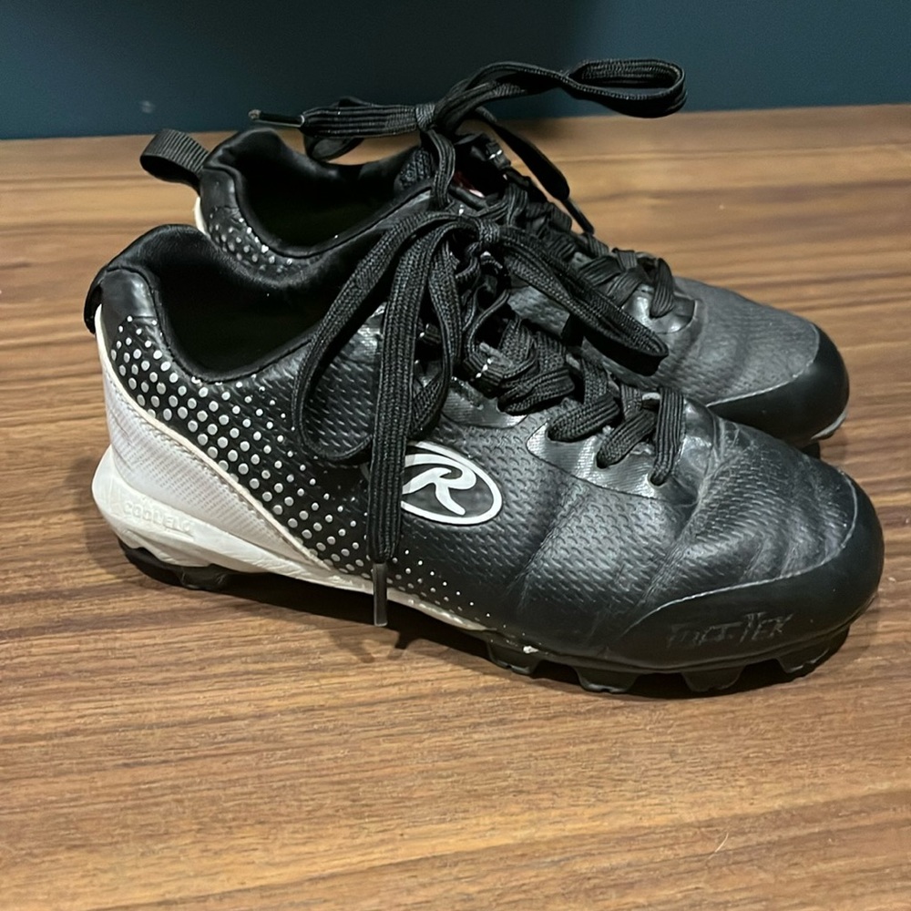 Rawlings division low boys baseball cleat